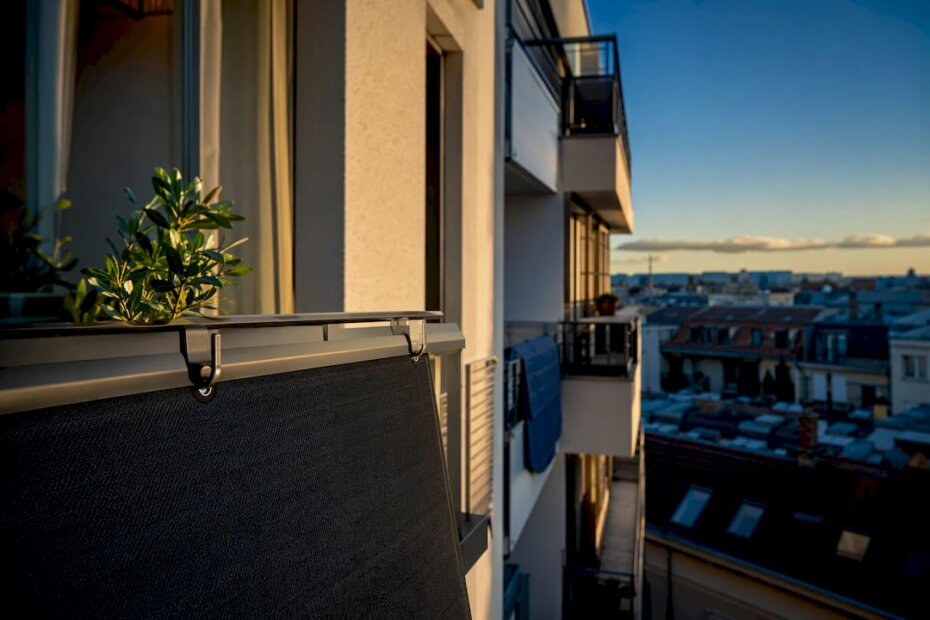 Balkon einer Mietwohnung mit Solarmodul