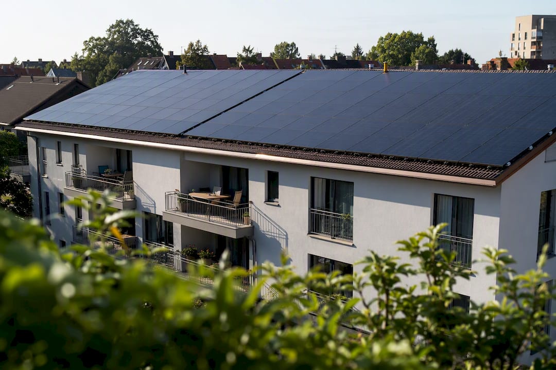 Dach eines Mehrfamilienhauses mit Solarpaneelen