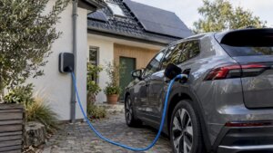 PV-Überschussladen fürs E-Auto: Technik, Kosten und Regeln 2026